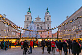 Weihnachtsmarkt in der Abenddämmerung, Salzburg, Österreich, Europa