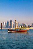 Skyline von Doha und traditionelle Dhau, Doha, Katar, Naher Osten