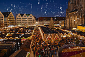 Weihnachtsmarkt vor dem Münster auf dem Münsterplatz, Ulm, Baden-Wurttemberg, Deutschland, Europa