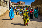 Frauen beim Einkaufen auf dem bunten Montagsmarkt von Keren, Eritrea, Afrika