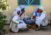 Alte Männer unterhalten sich auf dem Montagsmarkt von Keren, Eritrea, Afrika