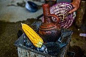 Heißer Kaffee auf Holzfeuer in einer traditionellen Kanne, Keren, Eritrea, Afrika