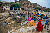 Männer und Frauen sitzen an einer heißen Quelle im Tiefland von Eritrea, Afrika