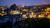 Luftaufnahme von Sassi di Matera bei Nacht, UNESCO-Welterbe, Basilikata, Italien, Europa