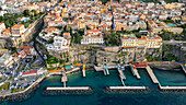 Luftaufnahme von Sorrento, Bucht von Neapel, Kampanien, Italien, Europa