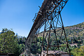 Alte Eisenbahnbrücke bei den heißen Quellen von Cauquenes, Zentralchile, Südamerika