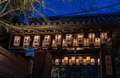 Nächtliche Beleuchtung an Tempeln während der Kirschblütenzeit (Sakura) und der Feste in Kyoto, Honshu, Japan, Asien