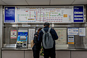 Fahrgäste in der U-Bahn, Osaka Metro U-Bahn, Osaka, Honshu, Japan, Asien