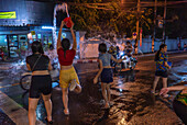 Songkram, thailändische buddhistische Neujahrsparade, Segenssprüche und Wasserschlachten in Chiang Mai, Thailand, Südostasien, Asien