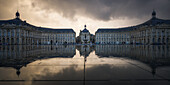 Place de la Bourse zur blauen Stunde, Bordeaux, Gironde, Aquitanien, Frankreich, Europa