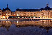 Straßenbahn am Miroir D'Eau, Place de la Bourse zur blauen Stunde, Bordeaux, Gironde, Aquitanien, Frankreich, Europa