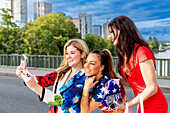 Patriotische amerikanische Frauen, die bei den Olympischen Spielen Paris 2024 jubeln, Eiffelturm-Stadion, Paris, Frankreich, Europa