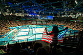 Patriotische amerikanische Frauen feuern das Team usa gymnastics bei den Olympischen Spielen Paris 2024 an, Bercy Arena, Paris, Frankreich, Europa