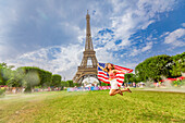 Patriotische amerikanische Frau, die bei den Olympischen Spielen 2024 in Paris springt und jubelt, Eiffelturm-Stadion, Paris, Frankreich, Europa