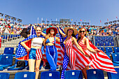 Patriotische amerikanische Frau springt und jubelt für das Team USA und die Olympischen Spiele Paris 2024 vor dem Eiffelturm, Paris, Frankreich, Europa