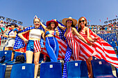 Patriotische amerikanische Frau springt und jubelt für das Team USA und die Olympischen Spiele Paris 2024 vor dem Eiffelturm, Paris, Frankreich, Europa