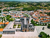 Luftaufnahme des Klosters der Dominikaner von Batalha, erbaut zum Gedenken an den Sieg der Portugiesen über die Kastilier in der Schlacht von Aljubarrota im Jahr 1385, UNESCO-Welterbe, Batalha, Centro, Portugal, Europa