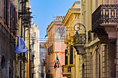 Altstadt mit bunten Gebäuden mit hölzernen Fensterläden und Eisenbalkonen unter blauem Himmel, Cagliari, Sardinien, Italien, Mittelmeer, Europa