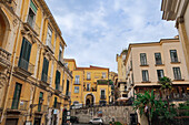 Historische Gebäude mit Eisenbalkonen und hölzernen Fensterläden unter einem Himmel mit Wolken, Salerno, Kampanien, Italien, Europa