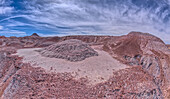 Ein kleiner Hügel aus grauem Bentonit-Ton, der mit dem violetten Bentonit des Hamilili-Tals am südlichen Ende des Petrified Forest National Park, Arizona, Vereinigte Staaten von Amerika, Nordamerika, zu verschmelzen scheint