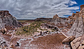 Ein Tal unterhalb der östlichen Klippen von Blue Mesa im Petrified Forest National Park, Arizona, Vereinigte Staaten von Amerika, Nordamerika