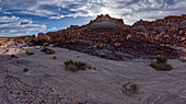 Billings Gap Overlook auf Blue Mesa gegen Sonnenuntergang, Petrified Forest National Park, Arizona, Vereinigte Staaten von Amerika, Nordamerika