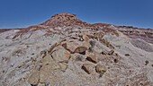 Graue Lehmebenen unterhalb des Anvil Hill westlich von Hamilili Point im Petrified Forest National Park, Arizona, Vereinigte Staaten von Amerika, Nordamerika