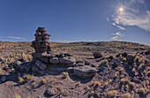 Eine vom Wind geformte Felsspitze auf Crystal Mesa westlich von Hamilili Point im Petrified Forest National Park, Arizona, Vereinigte Staaten von Amerika, Nordamerika