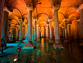 Basilikazisterne mit orangefarbener Beleuchtung, Istanbul, Türkei, Europa