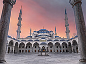 Sultanahmet camii (Blaue Moschee) bei Sonnenaufgang, UNESCO-Weltkulturerbe, Istanbul, Türkei, Europa