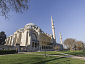 Der Park der Süleymaniye-Moschee, UNESCO-Weltkulturerbe, an einem sonnigen Tag mit klarem, blauem Himmel, Istanbul, Türkei, Europa