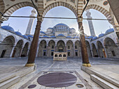 Innenplatz und Säulengang der Süleymaniye-Camii-Moschee am frühen Morgen, UNESCO-Welterbe, Istanbul, Türkei, Europa