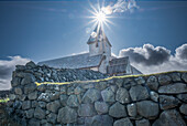 Vioareioi Kirche und die Sonne mit dem Glockenturm ausgerichtet, Färöer Inseln, Dänemark, Nordatlantik, Europa