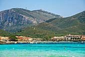 Golfo Aranci Blick von der anderen Seite der Bucht mit türkisfarbenem Wasser, Sardinien, Italien, Mittelmeer, Europa