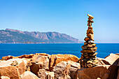 Felsentürme mit der Küstenlandschaft von Sardinien im Hintergrund, Sardinien, Italien, Mittelmeer, Europa