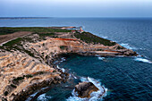 Leuchtturm am Kap Mannu an der wilden Küste Sardiniens, Drohnenaufnahme bei Sonnenuntergang, Sardinien, Italien, Mittelmeer, Europa