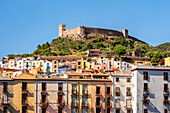 Bosa Stadt bunte Gebäude mit Schloss auf der Spitze des Hügels und Vecchio Brücke über Temo Fluss, Bosa, Sardinien, Italien, Mittelmeer, Europa