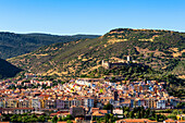 Bosa bunte Stadt mit Burg auf dem Hügel von außerhalb der Stadt gesehen, Bosa, Sardinien, Italien, Mittelmeer, Europa