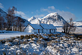 Black Rock Cottage und Stob Dearg (Buachaille Etive Mor) im Winter, Rannoch Moor, Argyll und Bute, Schottische Highlands, Schottland, Vereinigtes Königreich, Europa