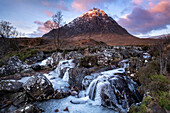 River Coupall Wasserfall und Stob Dearg (Buachaille Etive Mor) im Winter, Glen Etive, Rannoch Moor, Argyll und Bute, Schottische Highlands, Schottland, Vereinigtes Königreich, Europa