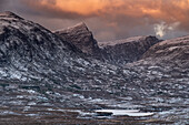 Sonnenaufgang über Beinn Tarsuinn, Sgurr an Fhidhleir und Lochan Dubha, Assynt, Assynt-Coigach National Scenic Area, Sutherland, Schottische Highlands, Schottland, Vereinigtes Königreich, Europa