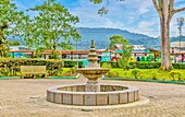 Der Stadtplatz und der Brunnen in Mindo, ein Besucherzentrum für den Nebelwald, Ecuador, Südamerika