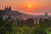 Prager Burg, St.-Nikolaus-Kirche und Gärten des Petrin-Hügels bei Sonnenaufgang, UNESCO-Welterbe, Prag, Tschechische Republik, Europa