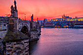 Karlsbrücke und Prager Burg bei Sonnenuntergang, UNESCO-Welterbe, Altstadt, Prag, Tschechische Republik (Tschechien), Europa