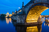 Beleuchteter Bogen der Karlsbrücke in der Dämmerung, UNESCO-Weltkulturerbe, Prag, Tschechien, Europa