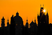 Die Sonne geht über den Silhouetten der Türme und Spitzen der Karlsbrücke bei Sonnenaufgang auf, UNESCO-Weltkulturerbe, Prag, Tschechische Republik, Europa