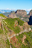 Wanderer auf dem Wanderweg um den Gipfel des Pico do Arieiro, Santana, Madeira, Portugal, Atlantik, Europa