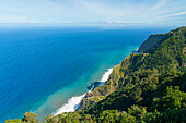 Erhöhter Blick auf die Meeresküste bei Arco do Sao Jorge, Santana, Madeira, Portugal, Atlantik, Europa