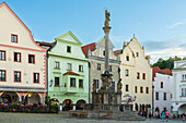 Brunnen und Pestsäule auf dem Platz Namesti Svornosti im historischen Zentrum von Cesky Krumlov, UNESCO-Welterbestätte, Südböhmische Region, Tschechische Republik (Tschechien), Europa