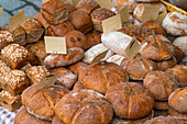 Verschiedene Arten von frischem Brot auf dem Bauernmarkt am Moldauufer in der Nähe des Palackeho namesti, Prag, Tschechische Republik (Tschechien), Europa